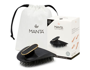 Pink hairbrush next to its packaging and a white drawstring pouch, featuring MANTA logo, designed for healthier hair care.