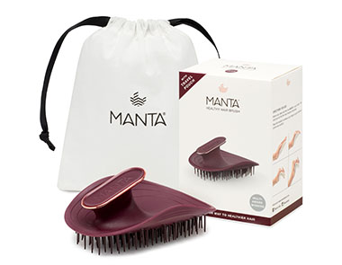 Manta hairbrush in blue with packaging and a drawstring bag, designed for healthy hair care.