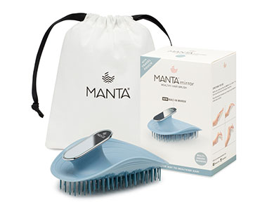 Manta healthy hair brush with a light green design, in front of its packaging and a white drawstring bag. Ideal for gentle detangling and maintaining healthy hair.